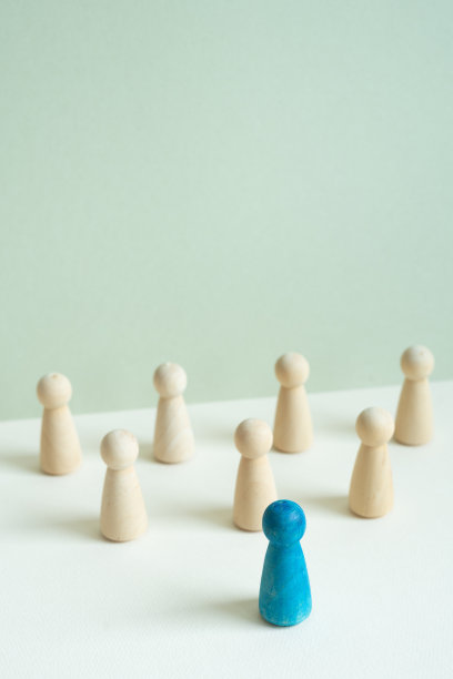 木桌上的木人。商业领导团队理念图片下载