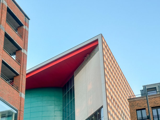 乌得勒支火车站内外的现代建筑图片下载