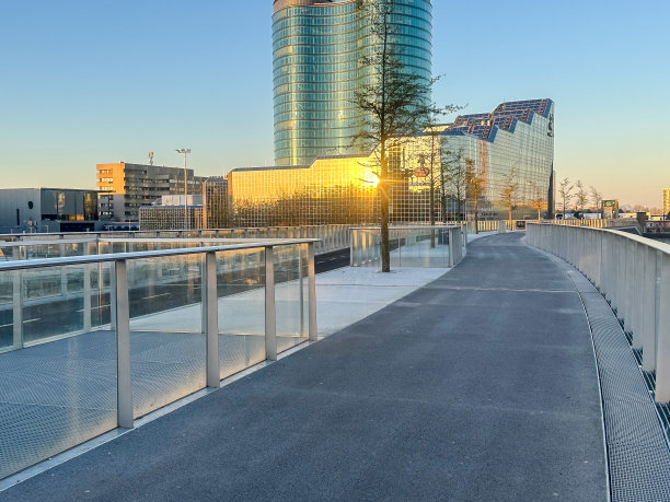 乌得勒支火车站内外的现代建筑图片下载