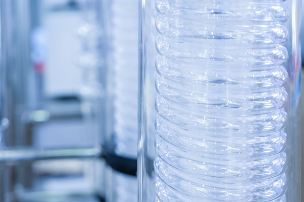 制药生化实验室玻璃设备近景。图片下载