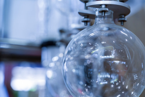 制药生化实验室玻璃设备近景。图片下载