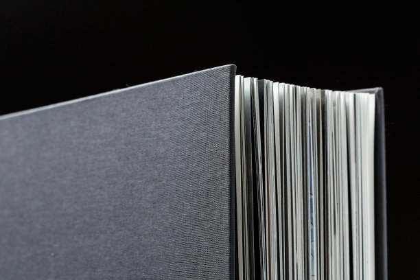 黑色纺织品书皮的四角特写。图片下载