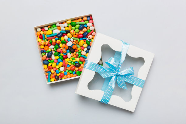 盒装巧克力糖果，彩色背景，各种糖果。情人节礼盒。顶视图平面布局与复制空间图片下载