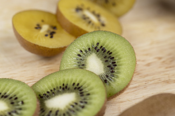 绿色和黄色猕猴桃切块，近距离观察图片下载