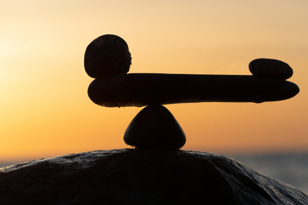 在平衡-自然尺度的石头由海-象征照片图片下载