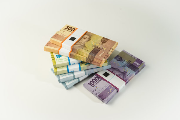 印度尼西亚雅加达，2023年4月15日，各种捆成捆的印尼盾钞票以印尼盾货币的形式在天课上复印了数千份图片下载