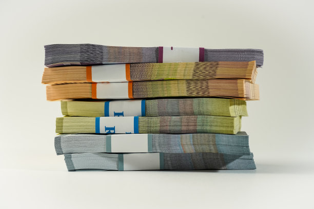 印度尼西亚雅加达，2023年4月15日，各种捆成捆的印尼盾钞票以印尼盾货币的形式在天课上复印了数千份图片下载