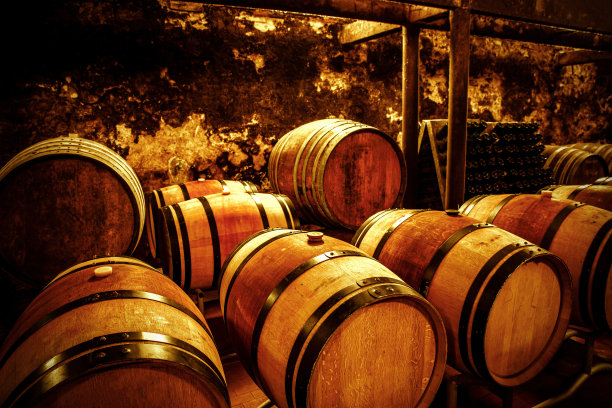 酒窖与橡木桶。图片下载