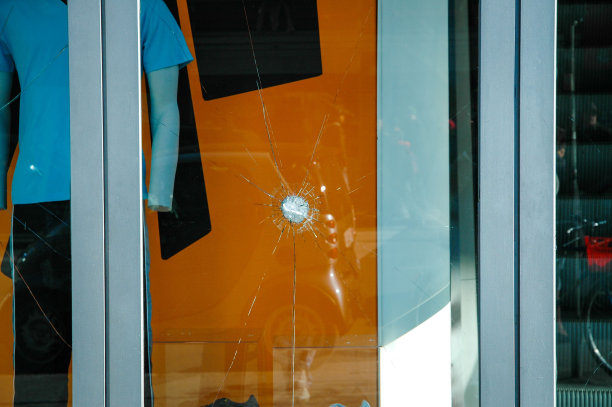 一家服装店损坏了城市街道上的橱窗图片下载