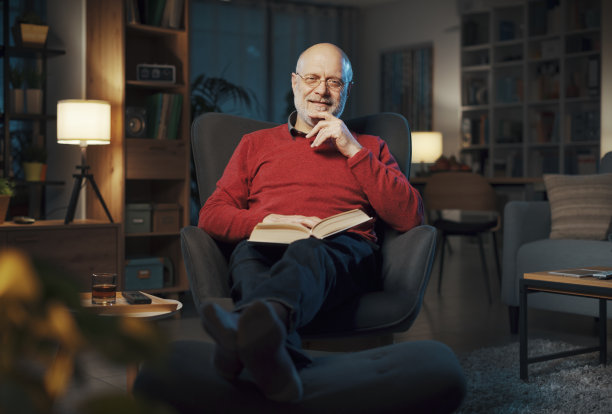一位老人正在读书图片下载