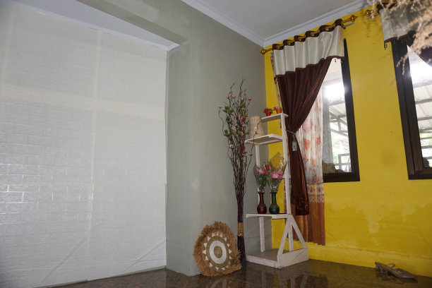 蓝色窗帘的照片，非常适合那些需要家庭照片的人图片下载