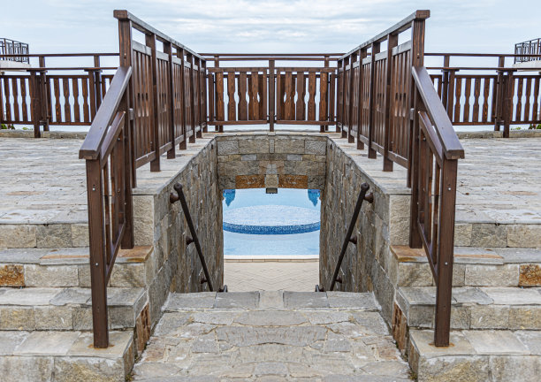 通往游泳池的石阶。图片下载