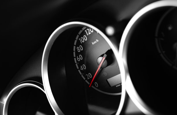 现代汽车的速度计显示出很高的行驶速度。图片下载