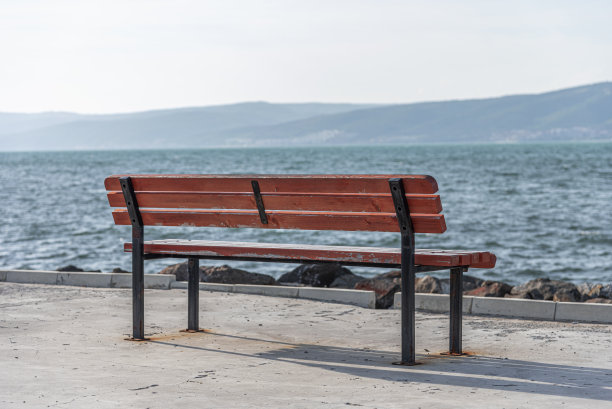 以海为背景的长椅。图片下载