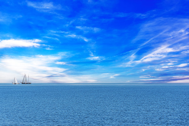 在波涛上航行。图片下载