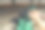 在电动滑板车上，出租服务app上，女性手用手机扫二维码。城市中的替代交通工具。生态友好的图片下载