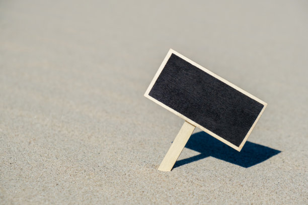 空黑板框架板与复制空间为您的文字或设计显示在沙滩上。暑假和假期商务旅行的概念。模板模拟销售促销广告图片下载