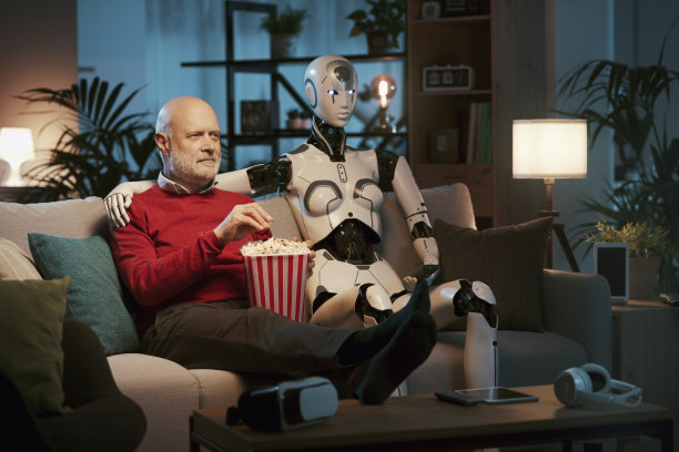 老人和爱心机器人一起看电影图片下载