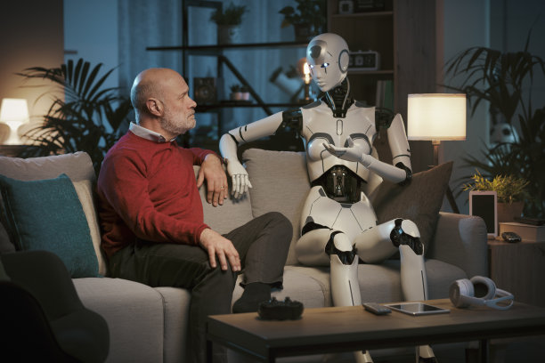 老人和人工智能机器人在家里聊天图片下载