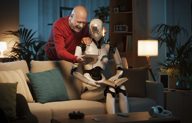 人形人工智能机器人和老人一起呆在家里图片下载