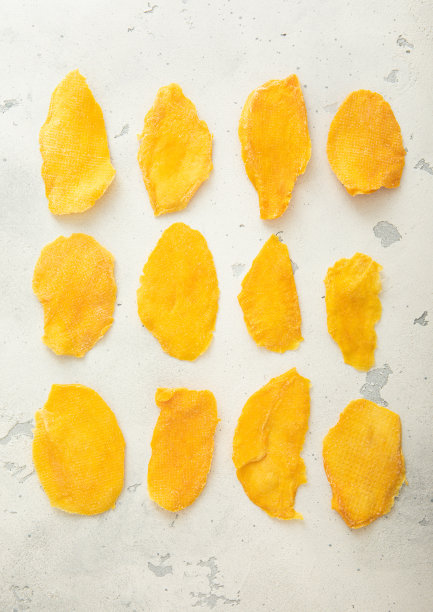 淡色背景下的大块甜芒果干。俯视图图片下载