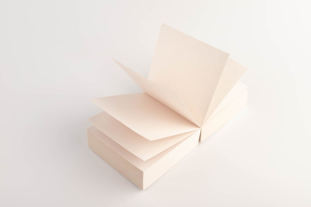 白色背景上的空白贴纸。便利纸。用来做笔记的空纸。图片下载