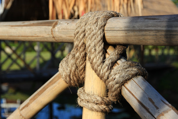 整齐地系上一根大绳子，牢牢地抓住东西。图片下载