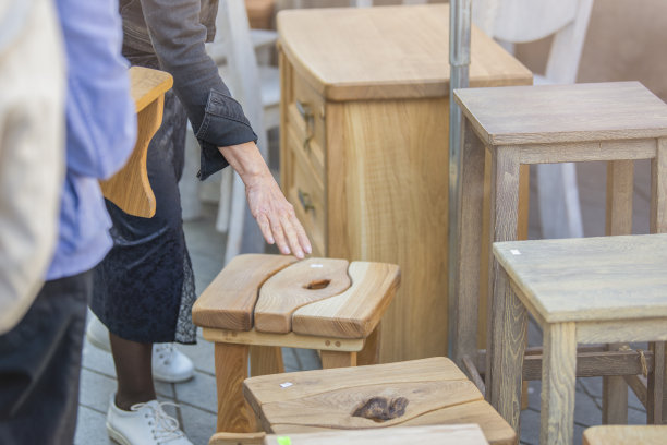 小企业的概念。客户选择了一把木椅。木制物品工厂。图片下载