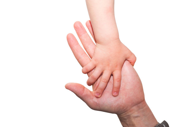 孩子的手握在父亲的手里图片下载