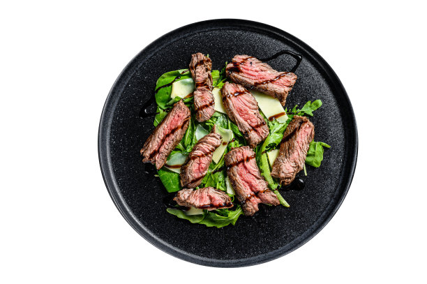 牛排沙拉配菠菜、芝麻菜和牛肉片。孤立在白色背景上。图片下载