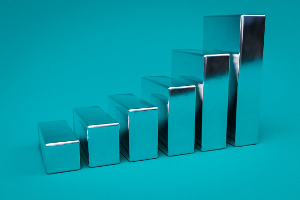 铬金属立方体楼梯抬升图成一排;无限多彩的背景;三维演示图片下载