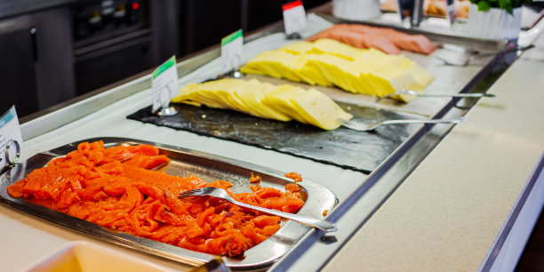 红鱼和奶酪。鲑鱼。在游轮上吃自助餐图片下载