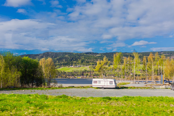 房车。范。的房子。挪威的文化。春天。挪威。景观。图片下载
