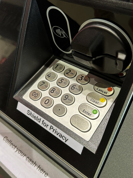 全帧图像的ATM键盘，取款机读卡器和扬声器按钮，高架视图，重点在前景图片下载