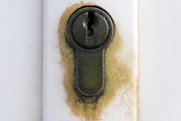 拒绝访问的概念。白色门上生锈的锁。图片下载