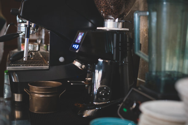 咖啡店里的浓缩咖啡机图片下载