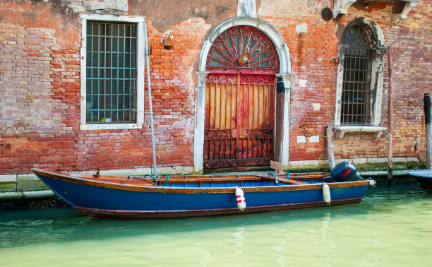 船停泊在房前图片下载