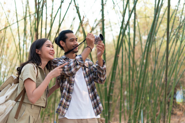 男女游客都在游览大自然，拍摄风景。情侣们在周末一起狂欢。自然旅游理念。图片下载
