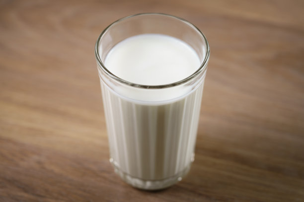 在木桌上用多面玻璃喝酸奶图片下载