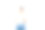 可爱的小男孩穿着白色t恤和蓝色短裤图片下载