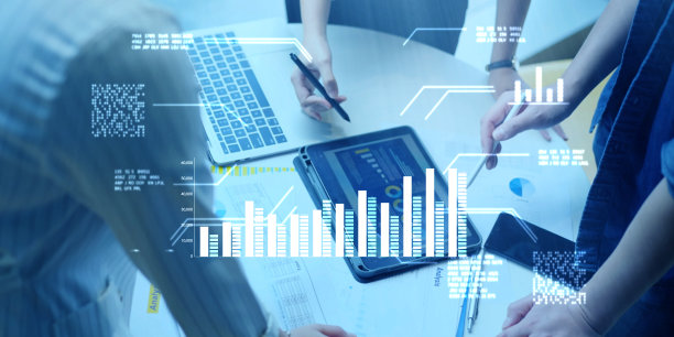 企业财务数据分析图表报告，人打字电脑键盘投资数字GDP营销KPI销售数据报告财务管理技术，DevOps工程师图片下载