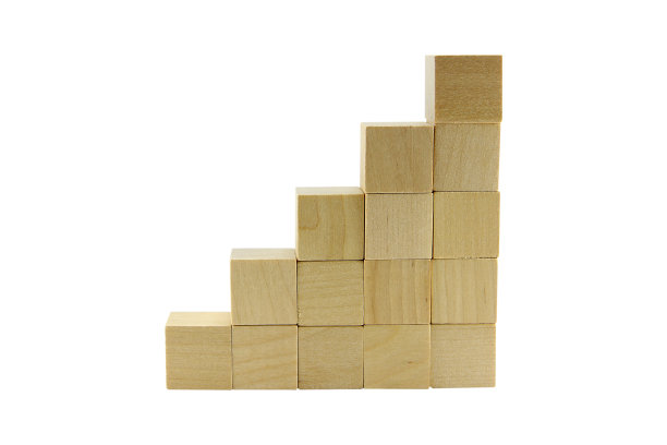 木制玩具，方形木块孤立在白色背景与剪辑路径。选择重点。图片下载