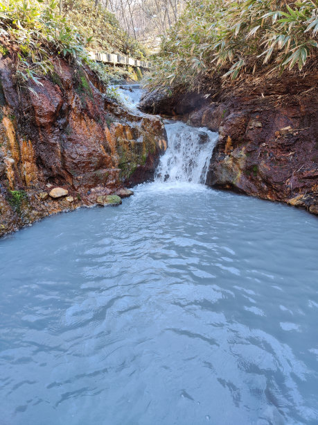日本信别市的露天温泉图片下载
