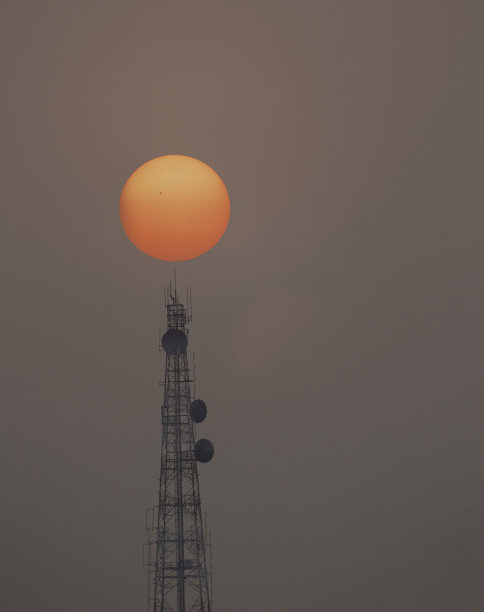 大太阳背景下的电信电线杆或卫星广播电台塔的轮廓图片下载
