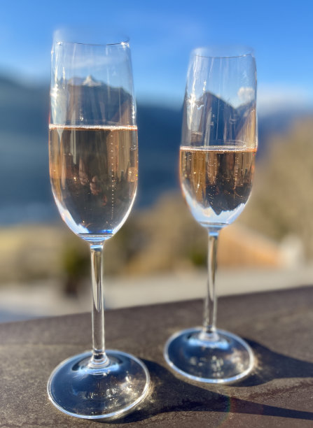 欢呼。两个香槟杯图片下载