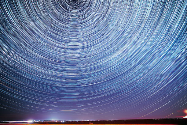天空中不寻常的神奇星星效应。月亮的痕迹。夜空中恒星的旋转和流星的轨迹。月升天空自然背景。大曝光。想象，幻想，幻觉，梦境。幻想的飞翔图片下载