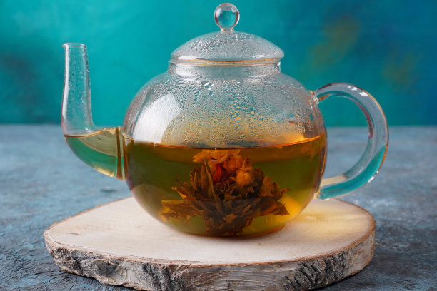 木制托盘上盛开的绿茶茶壶图片下载