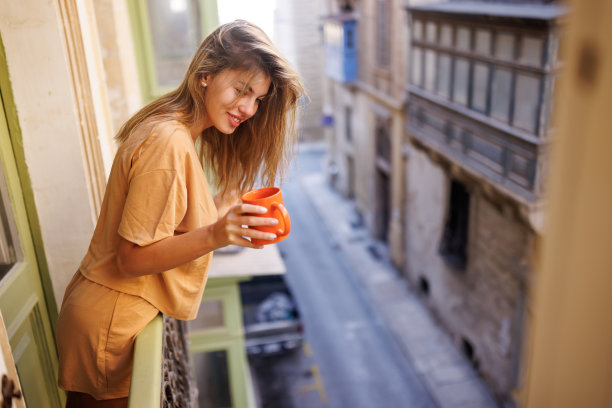 用咖啡和美丽的风景开始新的一天图片下载