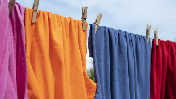 晾在晾衣绳上的衣服图片下载