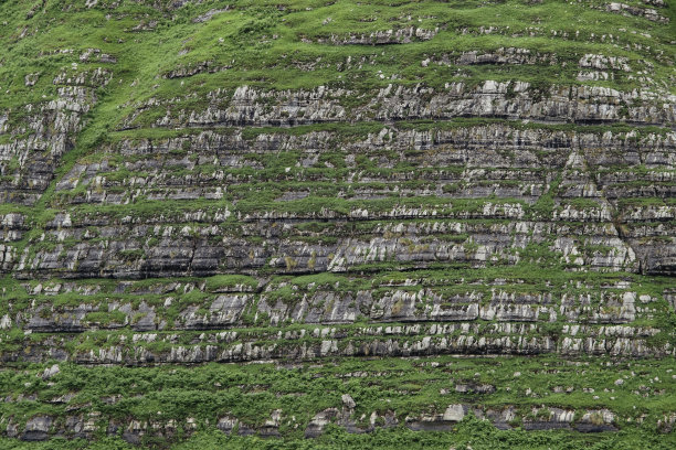 陡峭山腰上层状沉积岩的侵蚀线图片下载